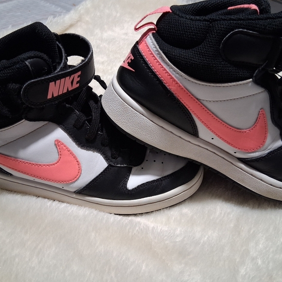 Nike Black and Pink Sneakers with Classic Design - Picture 11 of 13